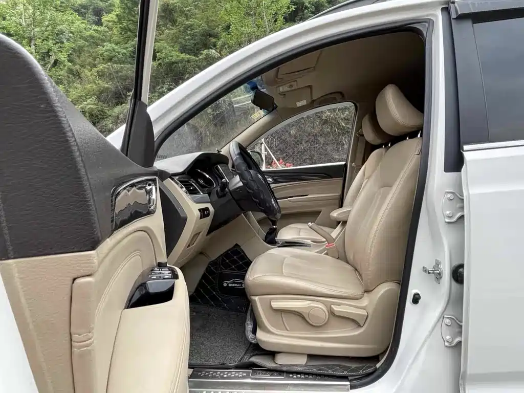 Baojun Baojun 730 2014 1.5L Manual Comfort 7-seater 2014 - thumbnail 3