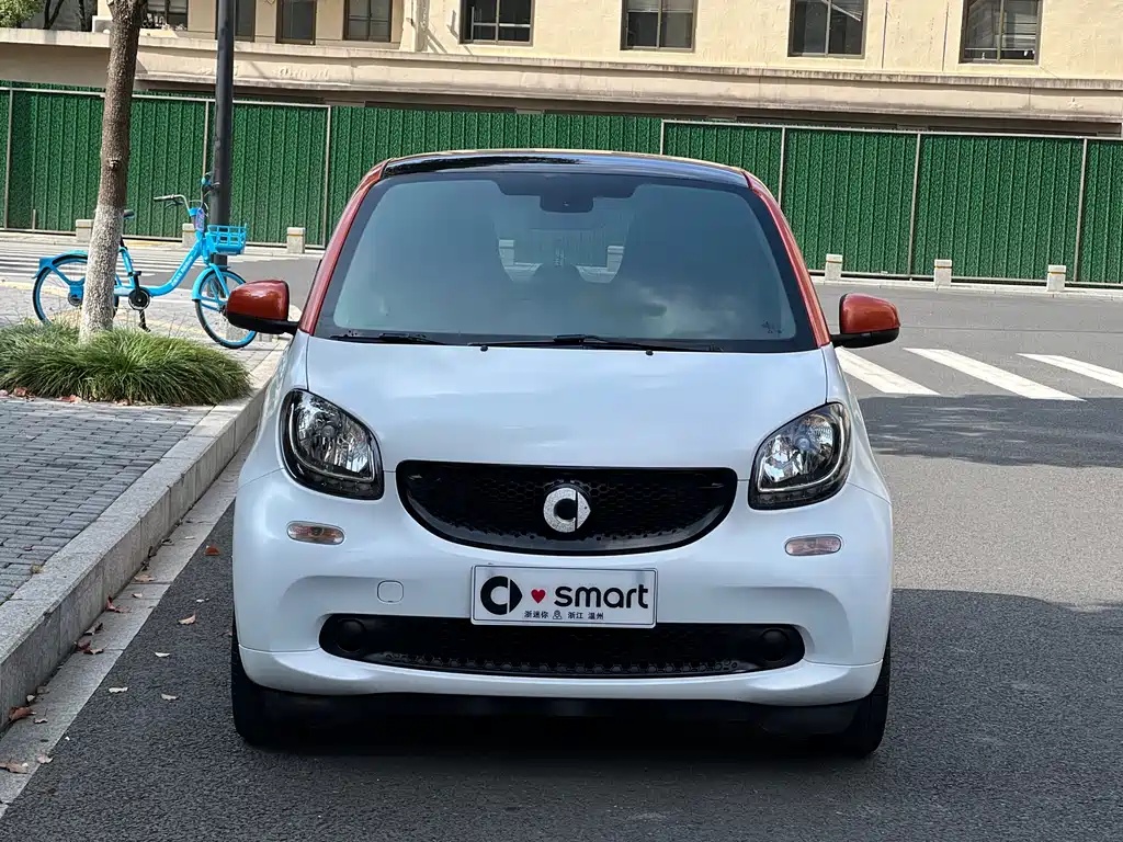smart smart fortwo 2018 1.0L 52kW Coupe Passion Edition国V  Wait, let me correct that - "国V" refers to China's emission standard (China V), not part of the international model name. The internationally accepted translation would be:  smart fortwo 2018 1.0L 52kW Coupe Passion Edition 2018 - thumbnail 2