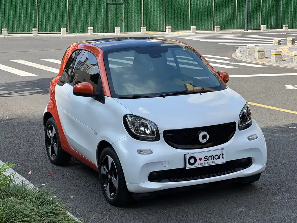 smart smart fortwo 2018 1.0L 52kW Coupe Passion Edition国V  Wait, let me correct that - "国V" refers to China's emission standard (China V), not part of the international model name. The internationally accepted translation would be:  smart fortwo 2018 1.0L 52kW Coupe Passion Edition 2018 - thumbnail 3