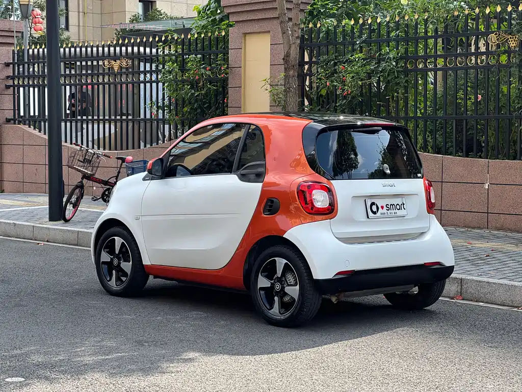 smart smart fortwo 2018 1.0L 52kW Coupe Passion Edition国V  Wait, let me correct that - "国V" refers to China's emission standard (China V), not part of the international model name. The internationally accepted translation would be:  smart fortwo 2018 1.0L 52kW Coupe Passion Edition 2018 - thumbnail 4
