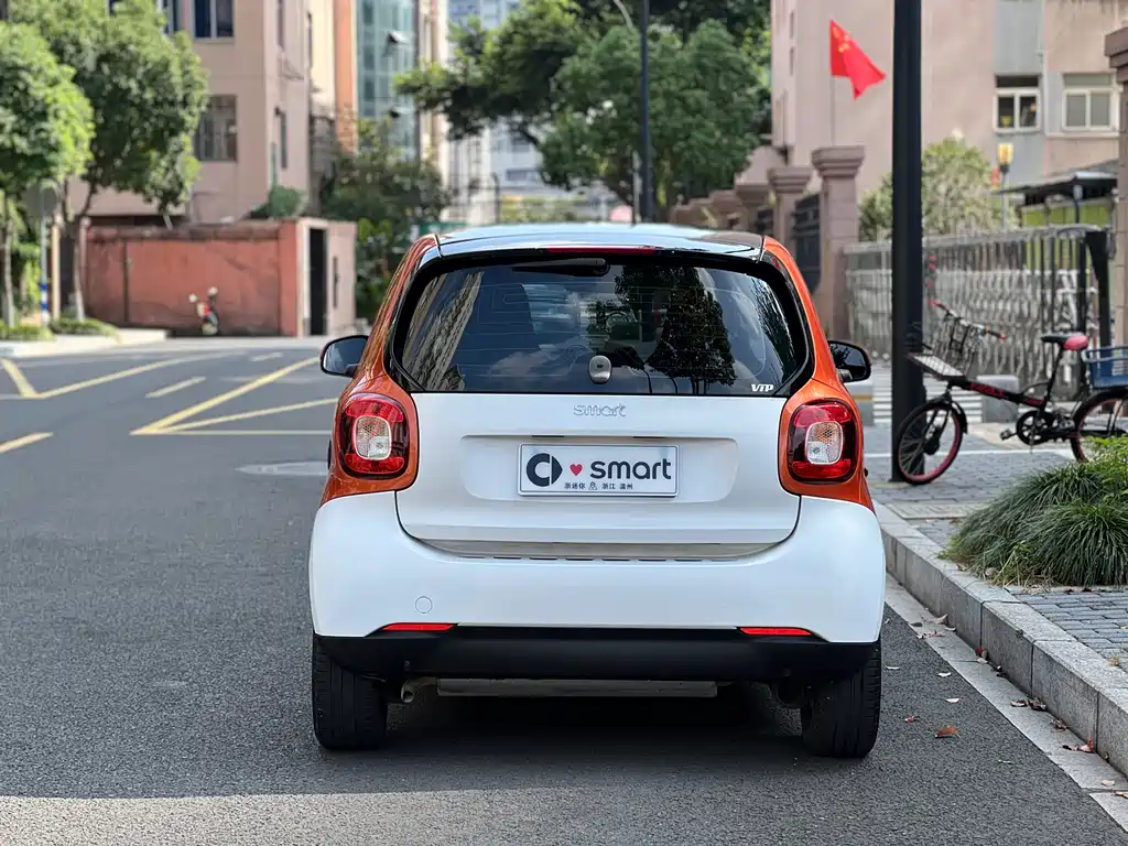 smart smart fortwo 2018 1.0L 52kW Coupe Passion Edition国V  Wait, let me correct that - "国V" refers to China's emission standard (China V), not part of the international model name. The internationally accepted translation would be:  smart fortwo 2018 1.0L 52kW Coupe Passion Edition 2018 - thumbnail 5