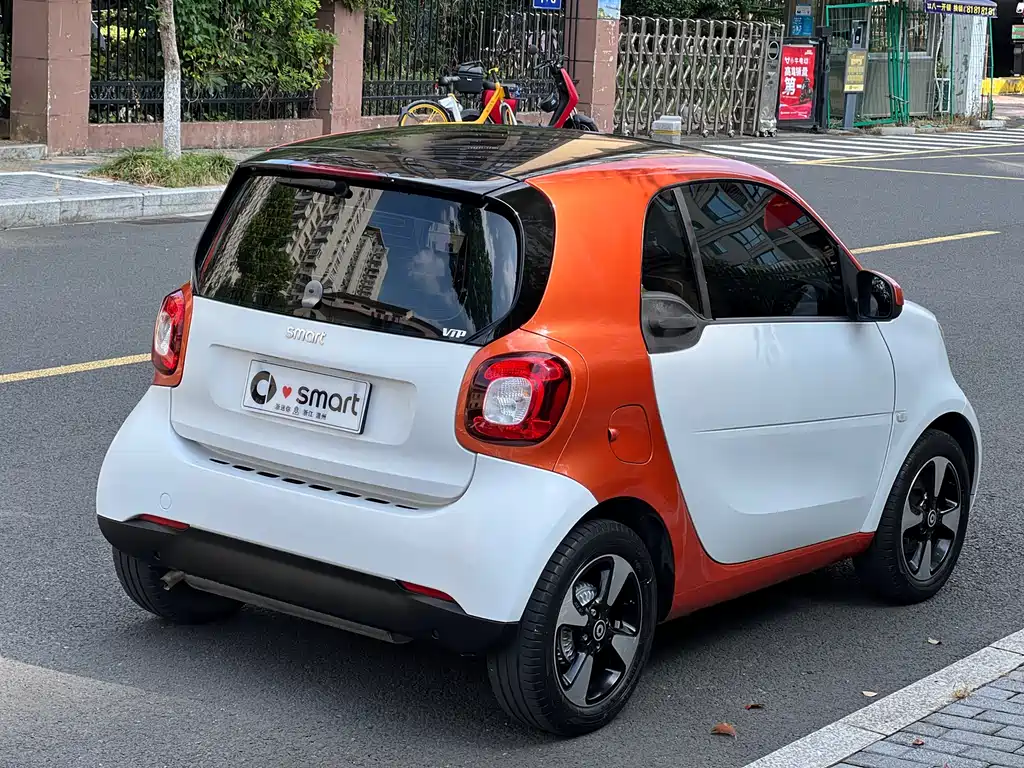 smart smart fortwo 2018 1.0L 52kW Coupe Passion Edition国V  Wait, let me correct that - "国V" refers to China's emission standard (China V), not part of the international model name. The internationally accepted translation would be:  smart fortwo 2018 1.0L 52kW Coupe Passion Edition 2018 - thumbnail 6
