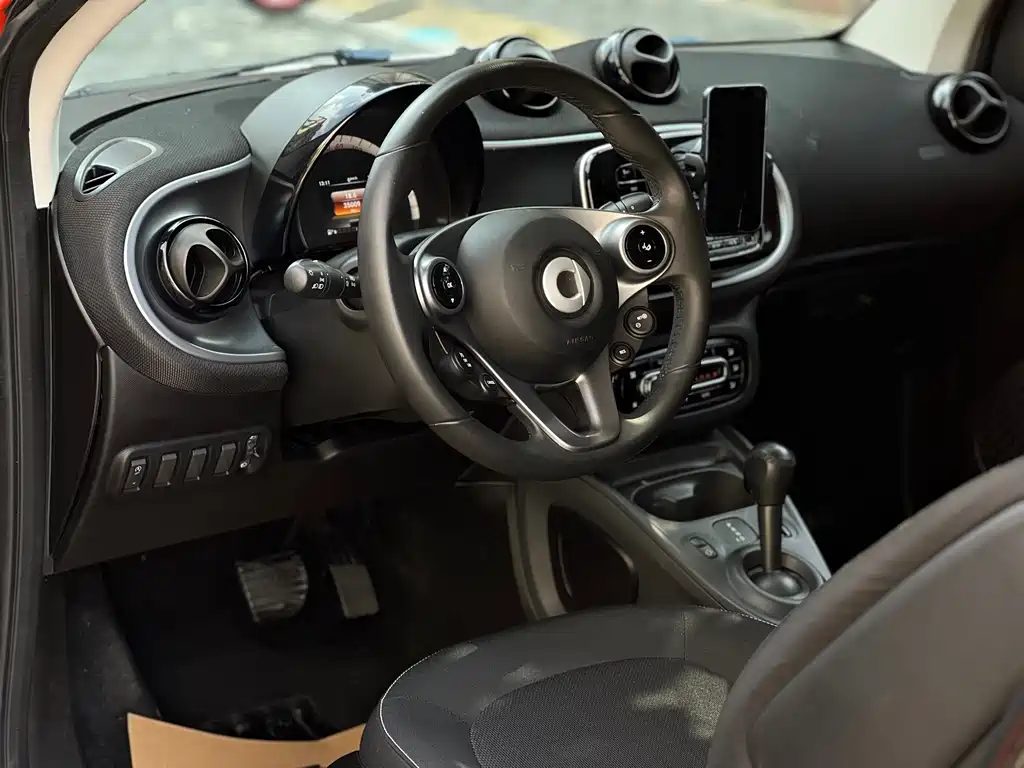 smart smart fortwo 2018 1.0L 52kW Coupe Passion Edition国V  Wait, let me correct that - "国V" refers to China's emission standard (China V), not part of the international model name. The internationally accepted translation would be:  smart fortwo 2018 1.0L 52kW Coupe Passion Edition 2018 - thumbnail 8