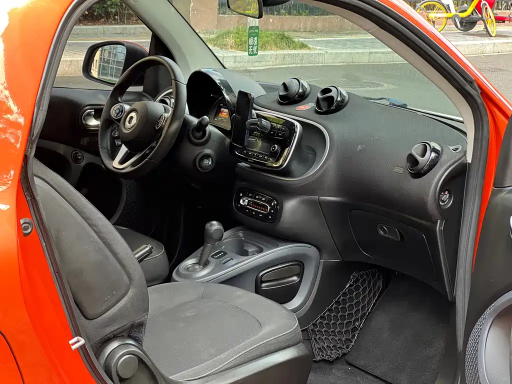 smart smart fortwo 2018 1.0L 52kW Coupe Passion Edition国V  Wait, let me correct that - "国V" refers to China's emission standard (China V), not part of the international model name. The internationally accepted translation would be:  smart fortwo 2018 1.0L 52kW Coupe Passion Edition 2018 - thumbnail 9