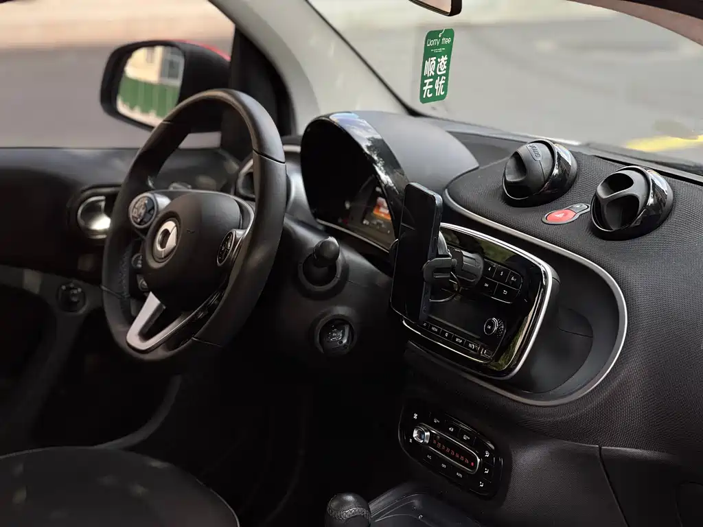 smart smart fortwo 2018 1.0L 52kW Coupe Passion Edition国V  Wait, let me correct that - "国V" refers to China's emission standard (China V), not part of the international model name. The internationally accepted translation would be:  smart fortwo 2018 1.0L 52kW Coupe Passion Edition 2018 - thumbnail 10