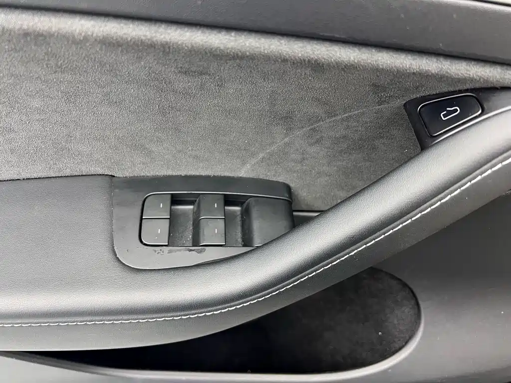 Tesla Model Y 2022 Rear-Wheel Drive Version 2023 - thumbnail 5
