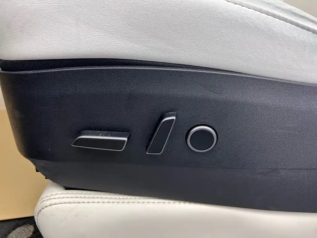 Tesla Model Y 2022 Rear-Wheel Drive Version 2023 - thumbnail 6