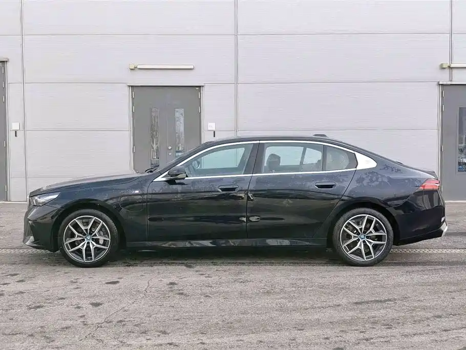 BMW BMW i5 2024 eDrive 35L M Sport Package 2025 - thumbnail 2