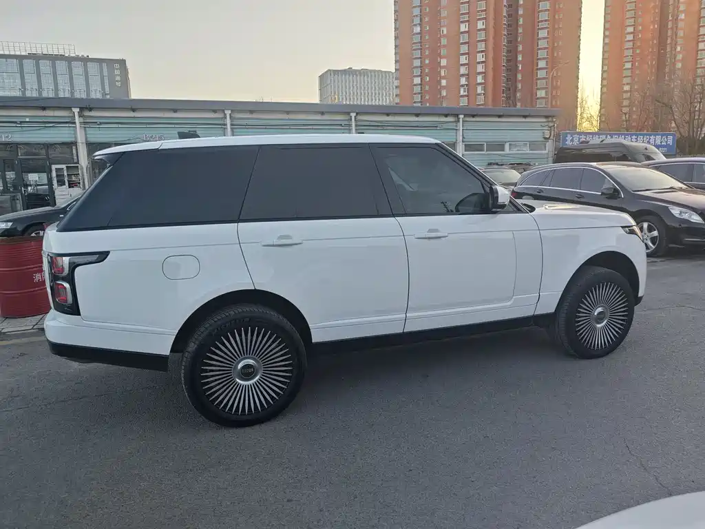 Land Rover Range Rover 2022 3.0 L6 360PS Heritage Edition 2022 - thumbnail 7