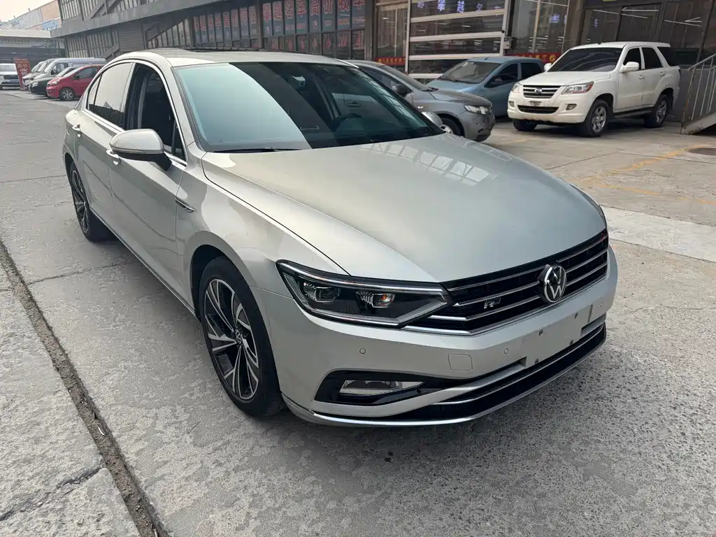 Volkswagen Magotan 2021 330TSI DSG 30th Anniversary Edition 2022 - thumbnail 3
