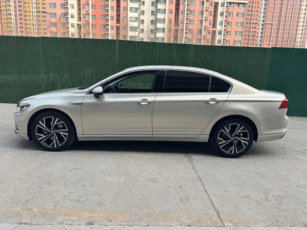 Volkswagen Magotan 2021 330TSI DSG 30th Anniversary Edition 2022 - thumbnail 4