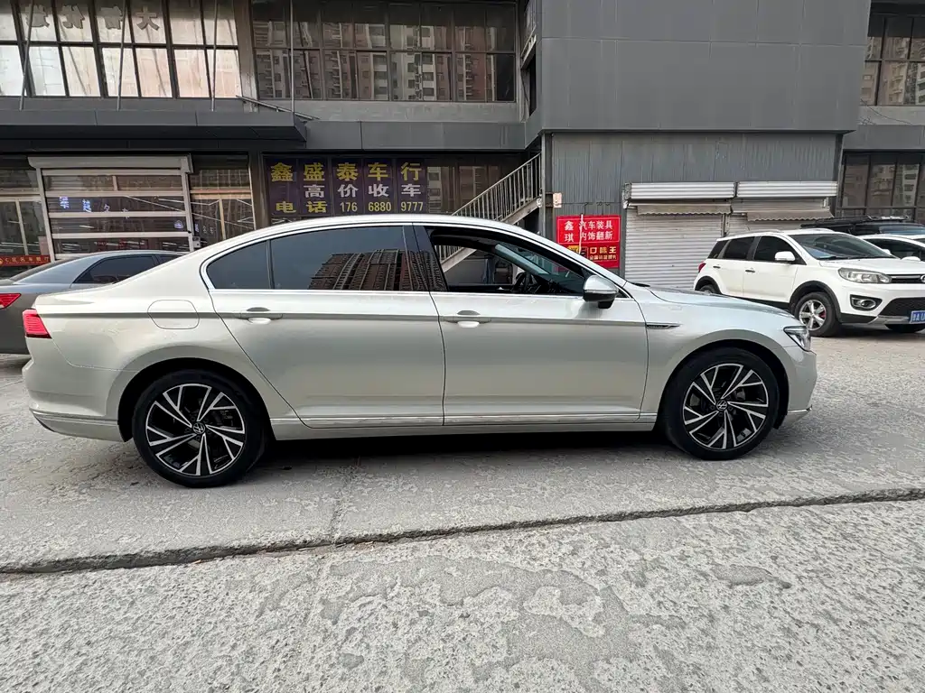 Volkswagen Magotan 2021 330TSI DSG 30th Anniversary Edition 2022 - thumbnail 5
