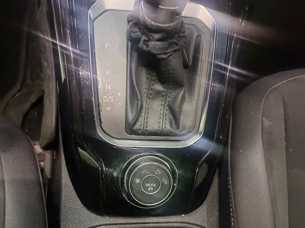 Volkswagen T-Roc 2021 280TSI DSG AWD Luxury Intelligent Connectivity Edition 2022 - thumbnail 3
