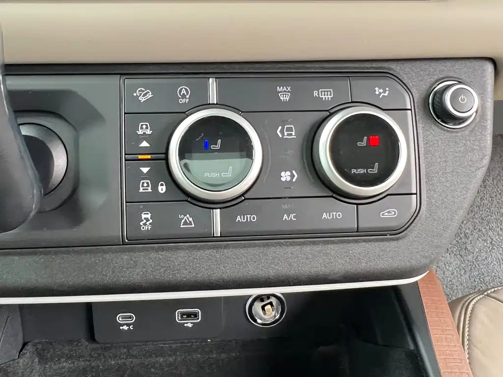 Land Rover Land Rover Defender 2022 90 2.0T P300 Tiger Edition 2022 - thumbnail 22