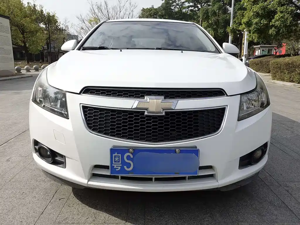Chevrolet Chevrolet Cruze 2013 Hatchback 1.6L Automatic Luxury Edition 2014 - thumbnail 2