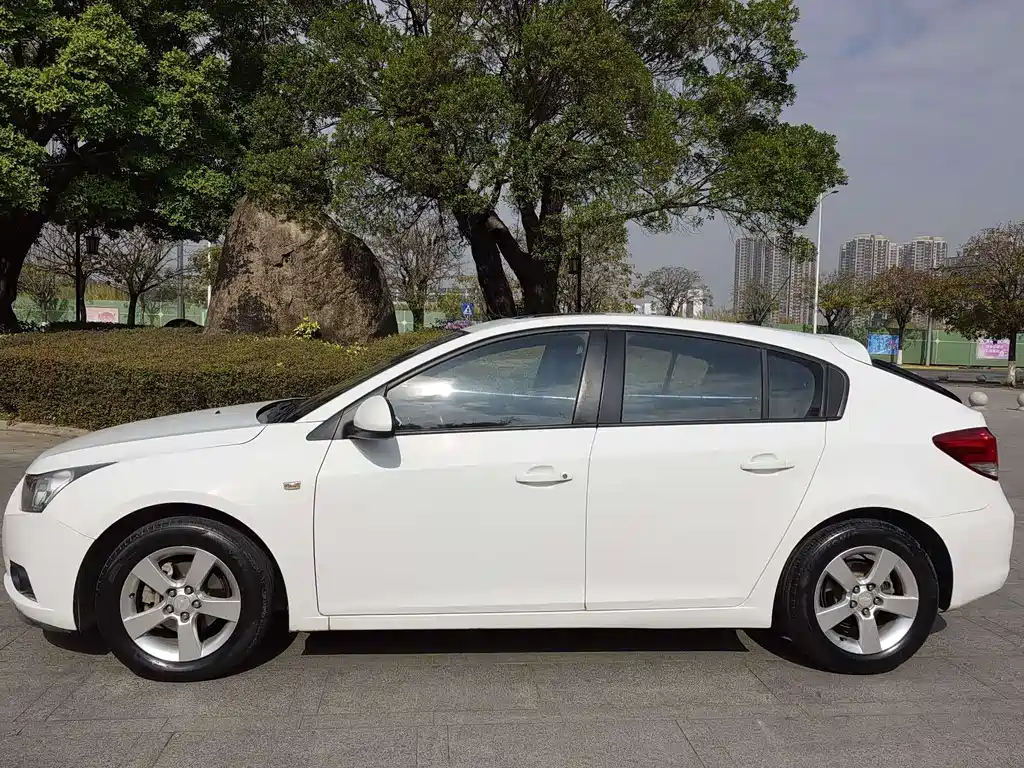 Chevrolet Chevrolet Cruze 2013 Hatchback 1.6L Automatic Luxury Edition 2014 - thumbnail 3