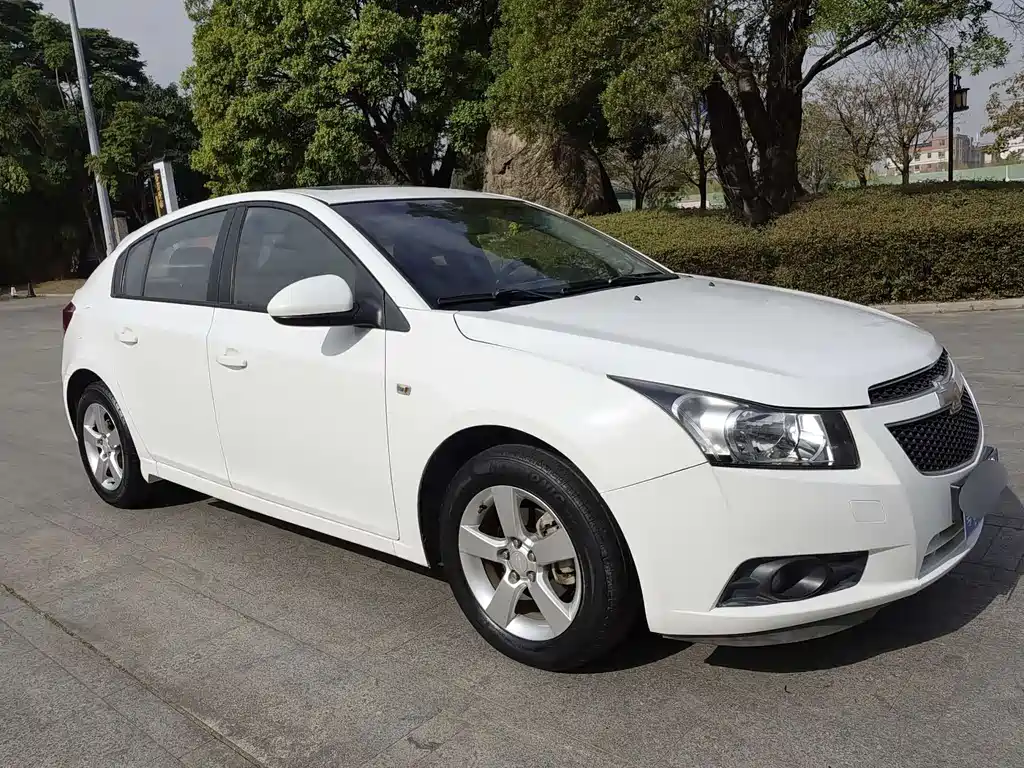 Chevrolet Chevrolet Cruze 2013 Hatchback 1.6L Automatic Luxury Edition 2014 - thumbnail 4