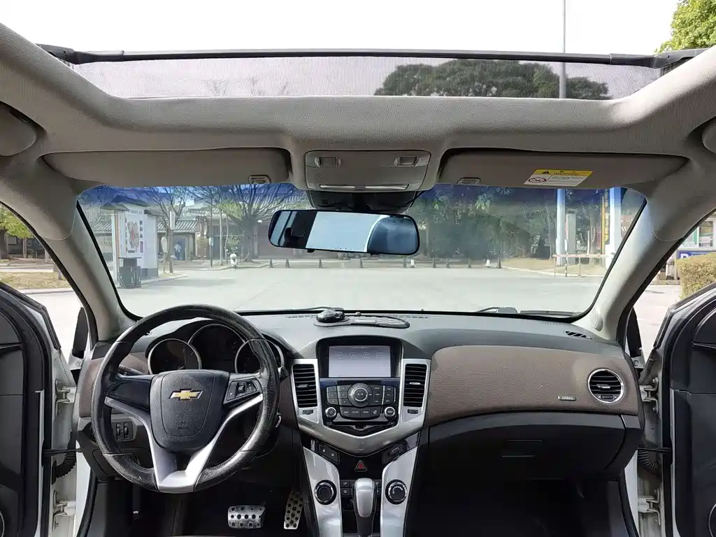 Chevrolet Chevrolet Cruze 2013 Hatchback 1.6L Automatic Luxury Edition 2014 - thumbnail 6