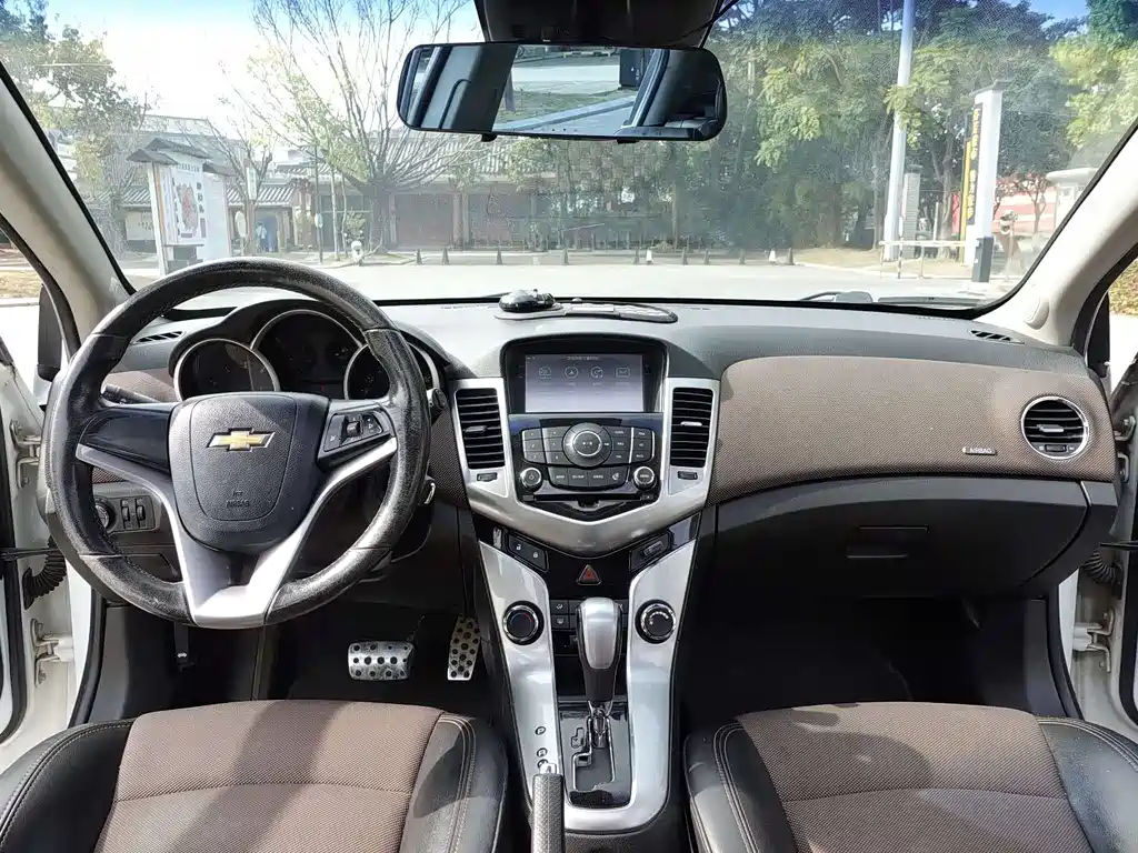 Chevrolet Chevrolet Cruze 2013 Hatchback 1.6L Automatic Luxury Edition 2014 - thumbnail 7