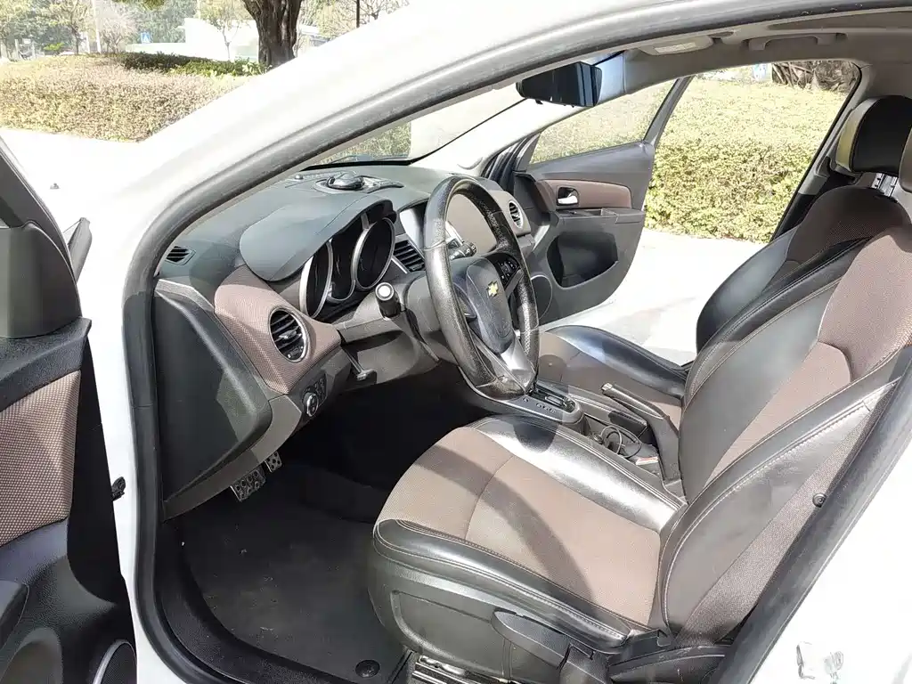 Chevrolet Chevrolet Cruze 2013 Hatchback 1.6L Automatic Luxury Edition 2014 - thumbnail 9