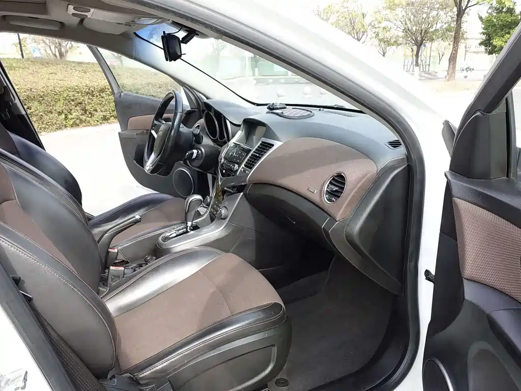Chevrolet Chevrolet Cruze 2013 Hatchback 1.6L Automatic Luxury Edition 2014 - thumbnail 11