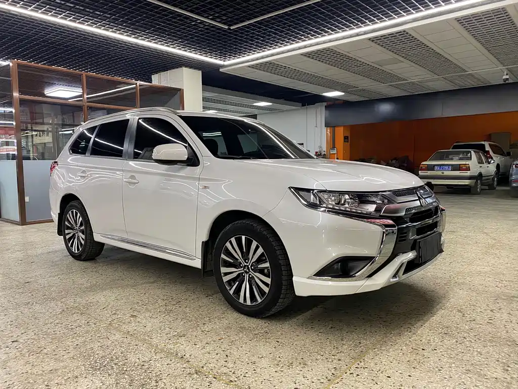 Mitsubishi Outlander 2021 2.0L 2WD Comfort Edition 5-seater 2022 - thumbnail 3