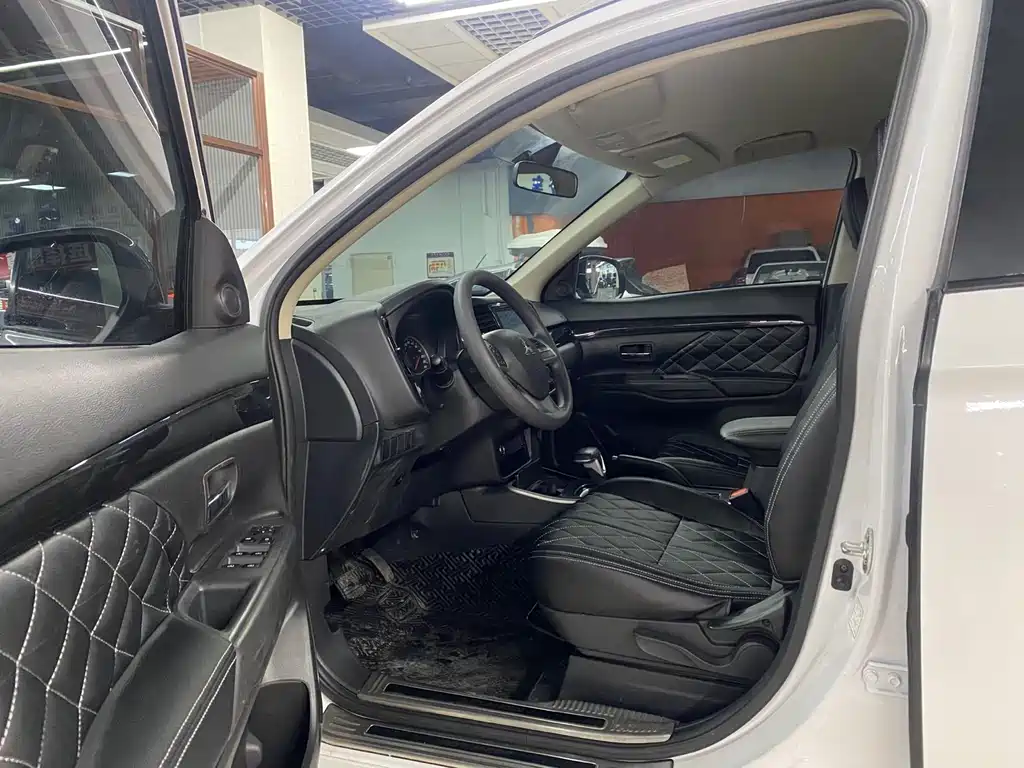 Mitsubishi Outlander 2021 2.0L 2WD Comfort Edition 5-seater 2022 - thumbnail 4