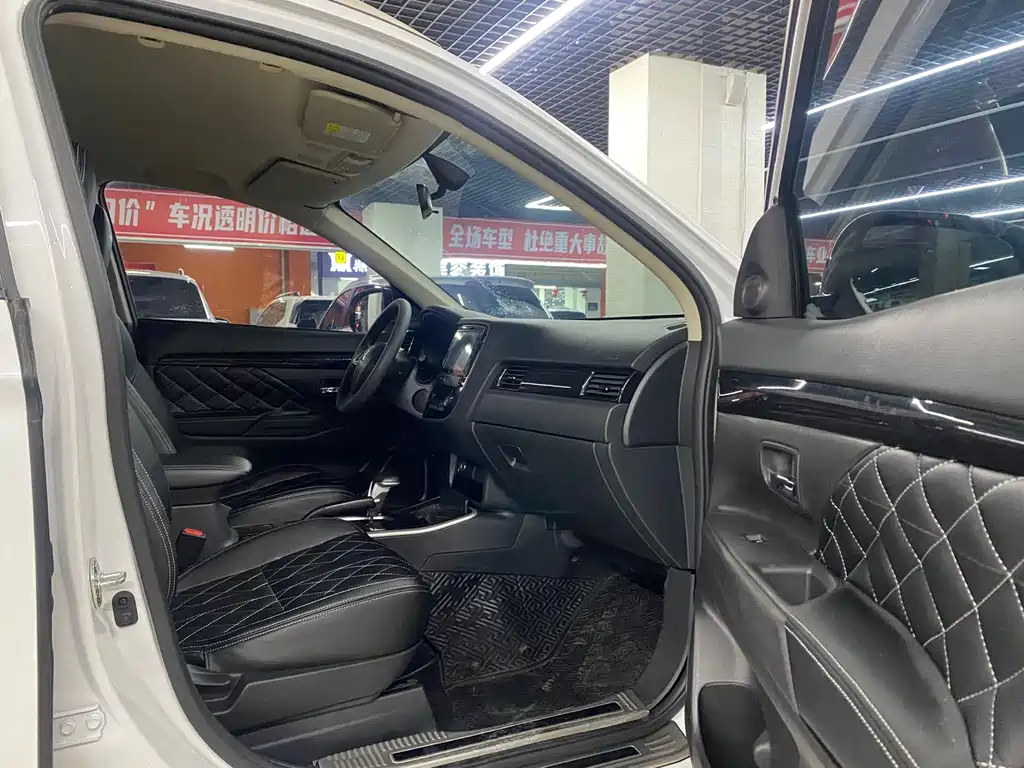 Mitsubishi Outlander 2021 2.0L 2WD Comfort Edition 5-seater 2022 - thumbnail 5