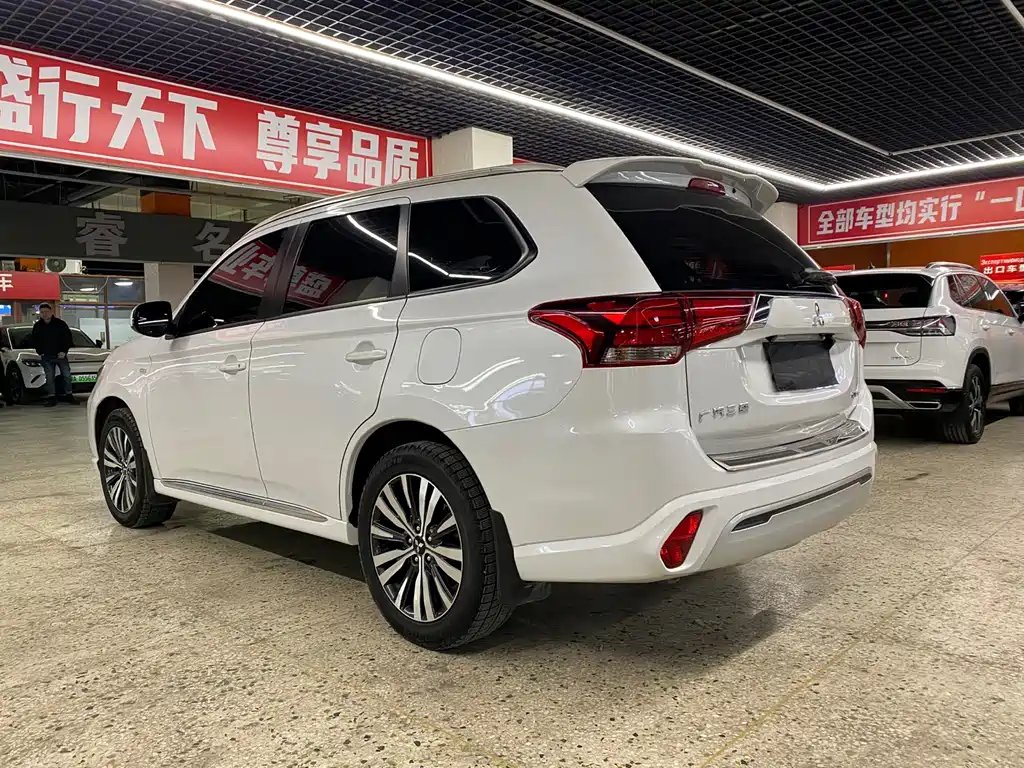 Mitsubishi Outlander 2021 2.0L 2WD Comfort Edition 5-seater 2022 - thumbnail 9