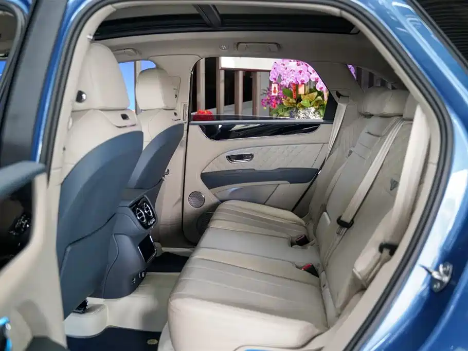 Bentley Bentayga 2022 4.0T V8 2023 - thumbnail 3