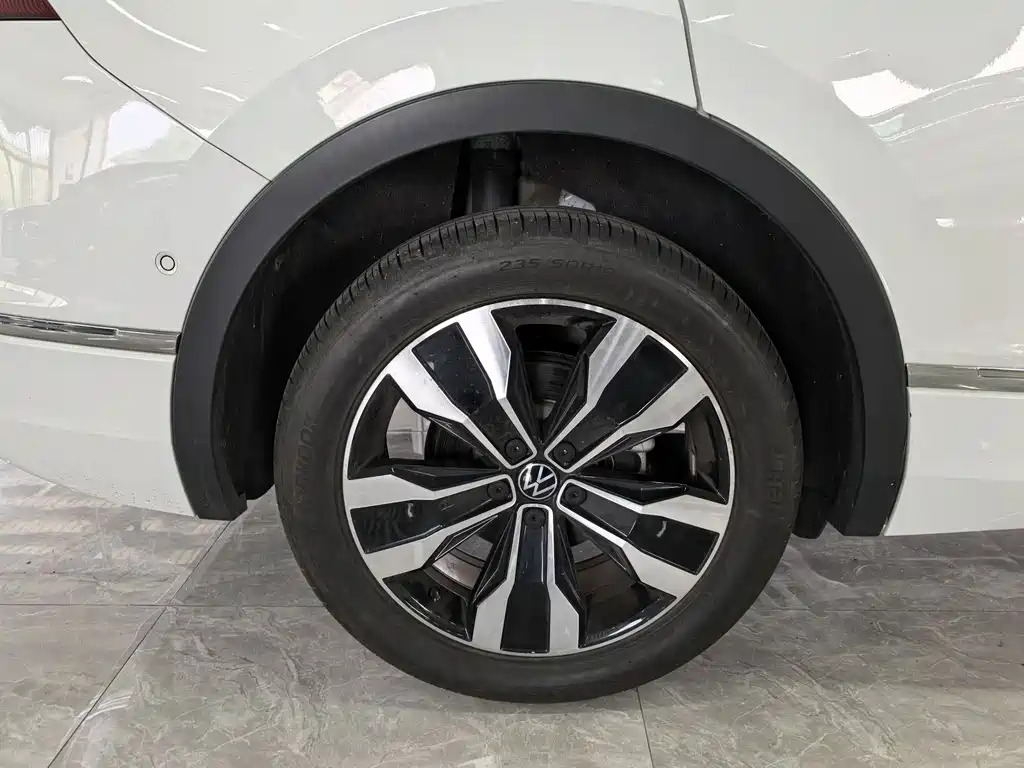 Volkswagen Volkswagen Tiguan L 2023 330TSI Automatic 2WD R-Line Premium Edition 2022 - thumbnail 5