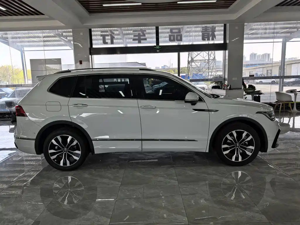 Volkswagen Volkswagen Tiguan L 2023 330TSI Automatic 2WD R-Line Premium Edition 2022 - thumbnail 6