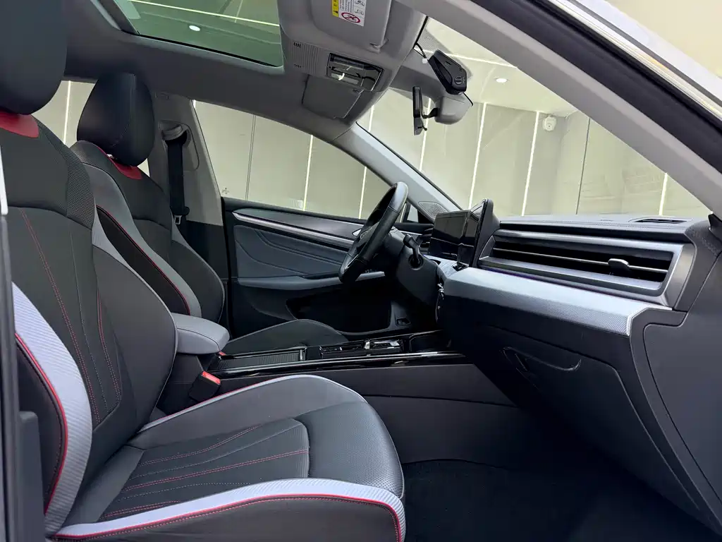 Volkswagen Lamando 2023 Lamando L 280TSI DSG Cool & Spicy Edition 2023 - thumbnail 4