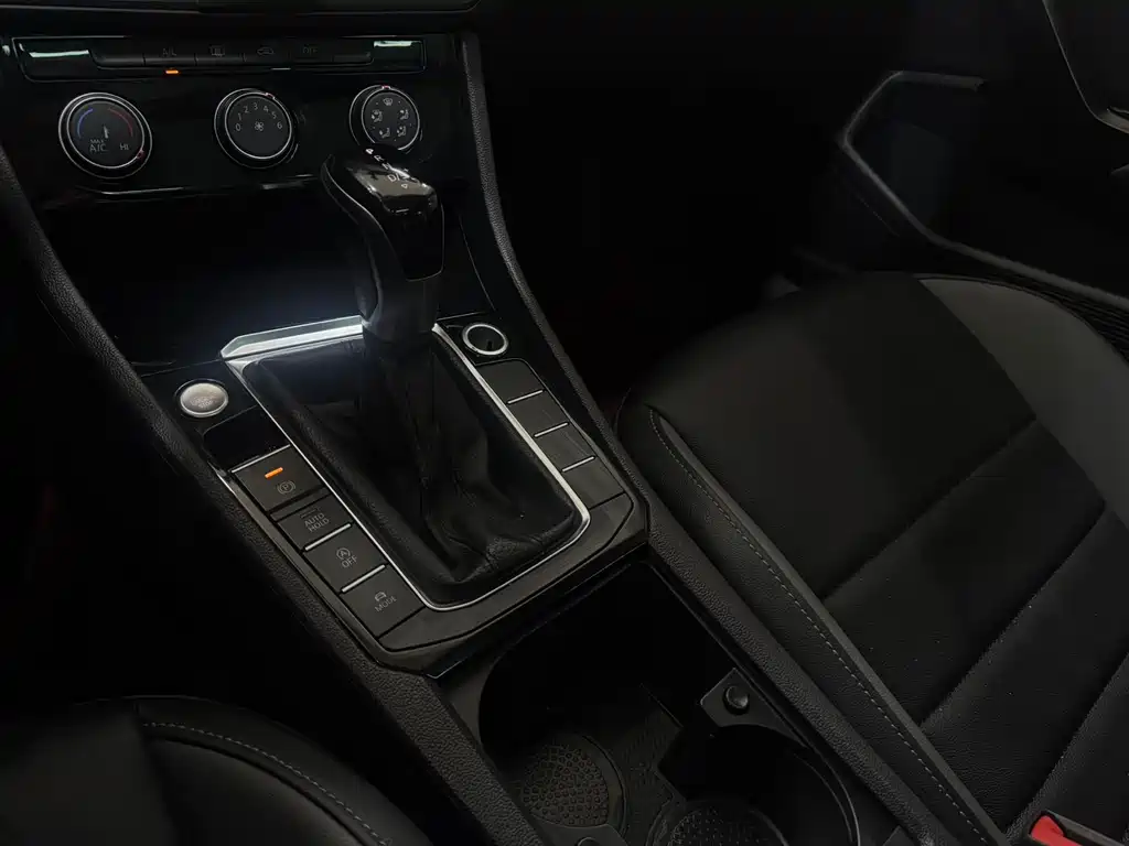 Volkswagen Volkswagen Sagitar 2022 280TSI DSG Flying Edition 2022 - thumbnail 13