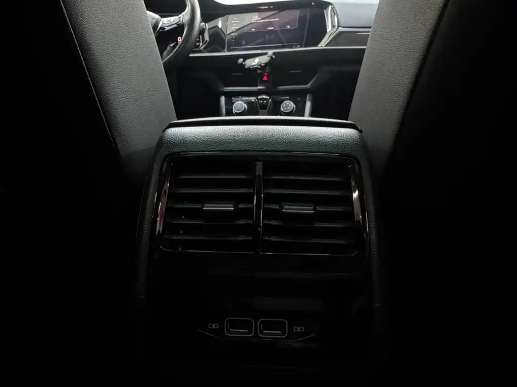 Volkswagen Volkswagen Sagitar 2022 280TSI DSG Flying Edition 2022 - thumbnail 18