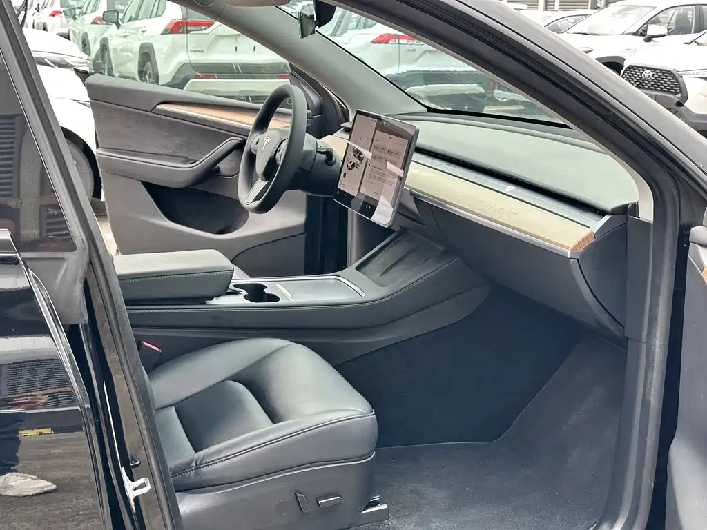 Tesla Model Y 2022 Rear-Wheel Drive Version 2023 - thumbnail 3
