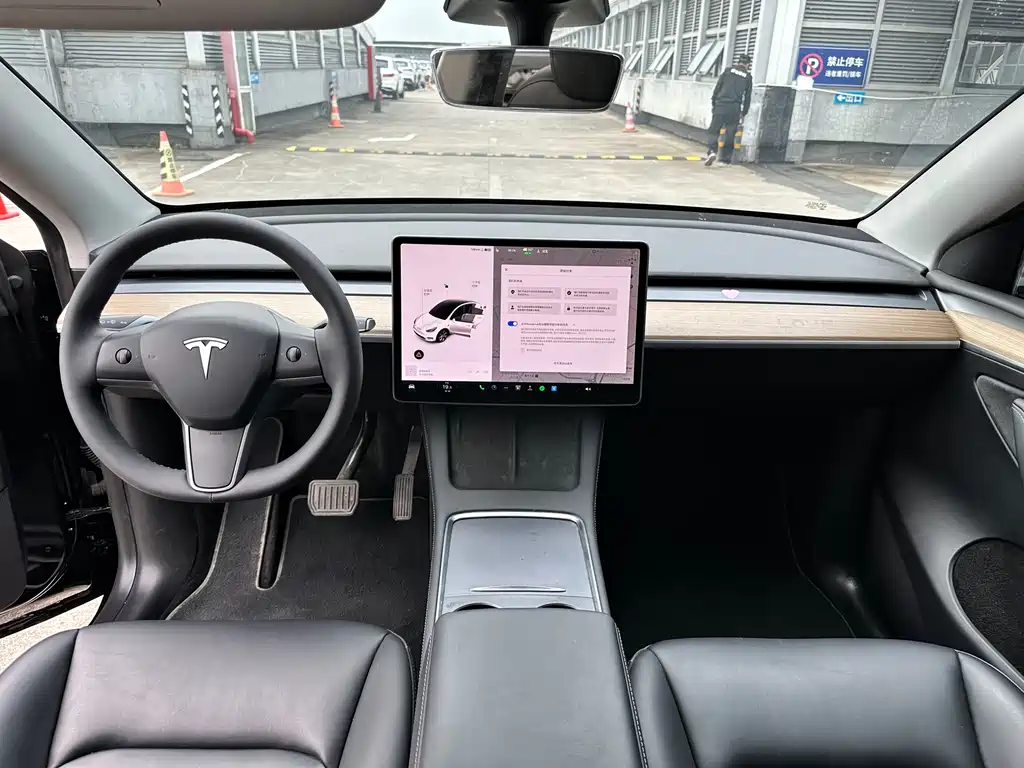 Tesla Model Y 2022 Rear-Wheel Drive Version 2023 - thumbnail 4