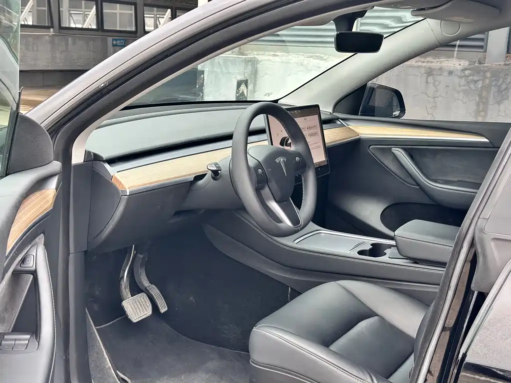 Tesla Model Y 2022 Rear-Wheel Drive Version 2023 - thumbnail 5