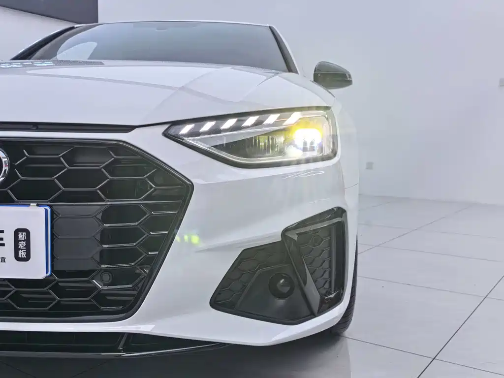 Audi Audi A4L 2025 2 Million Celebration Edition 40 TFSI Luxury Dynamic Model 2025 - thumbnail 3