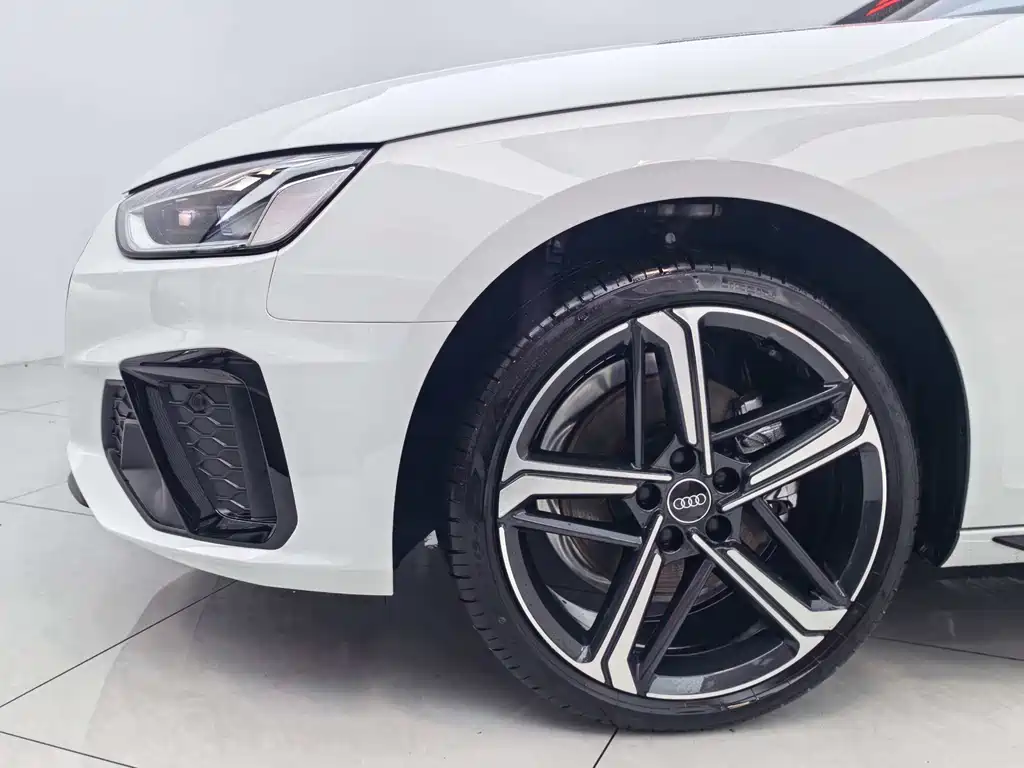 Audi Audi A4L 2025 2 Million Celebration Edition 40 TFSI Luxury Dynamic Model 2025 - thumbnail 4