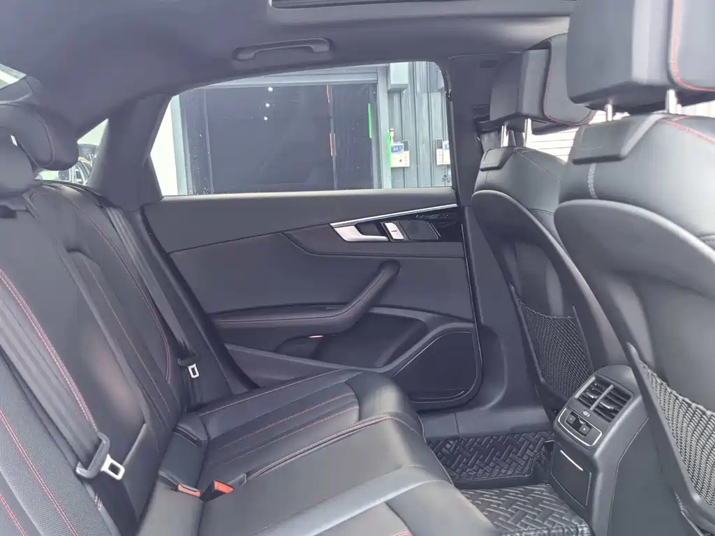 Audi Audi A4L 2025 2 Million Celebration Edition 40 TFSI Luxury Dynamic Model 2025 - thumbnail 12