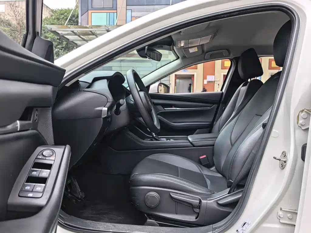 Mazda Mazda 3 Axela 2021 1.5L Automatic Premium Version 2021 - thumbnail 5