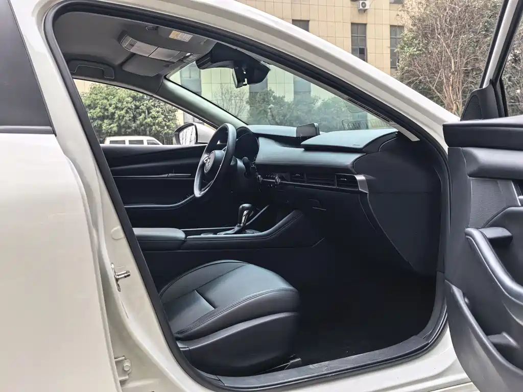 Mazda Mazda 3 Axela 2021 1.5L Automatic Premium Version 2021 - thumbnail 18