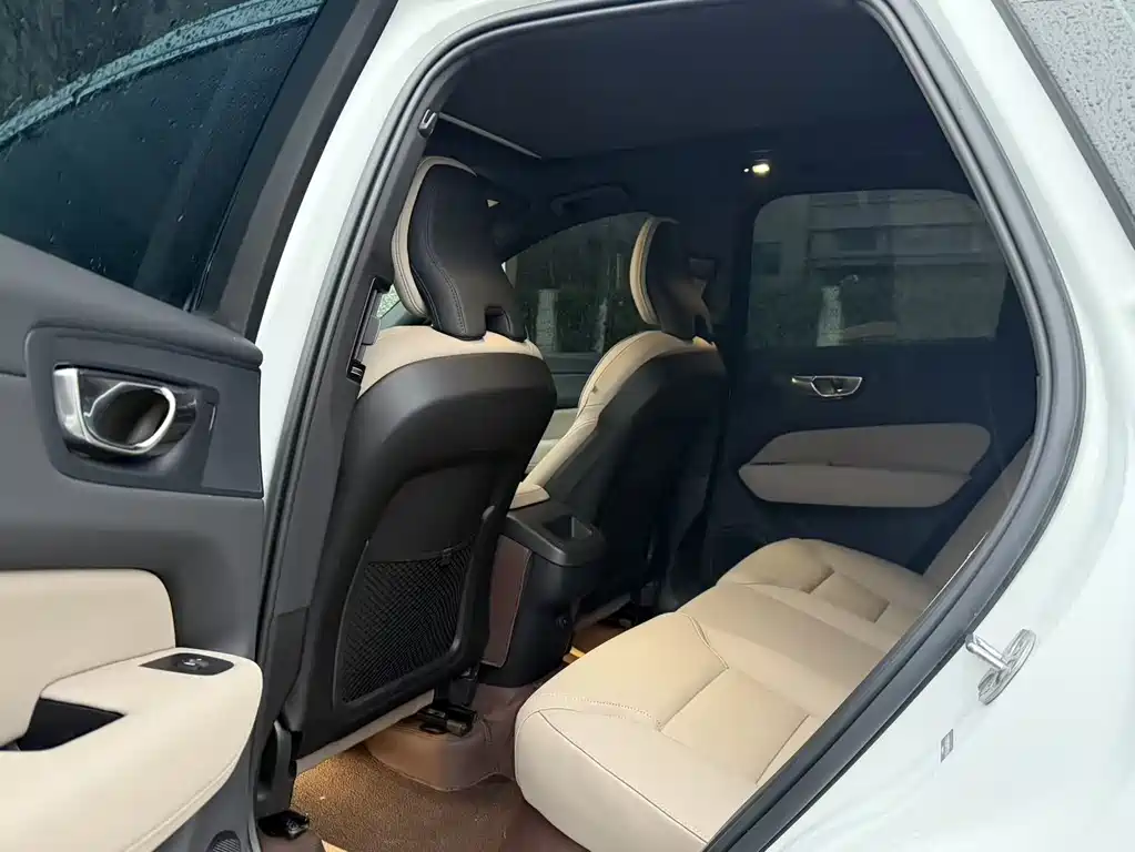 Volvo Volvo XC60 2026 B5 AWD Intelligent Luxury Edition 2025 - thumbnail 6