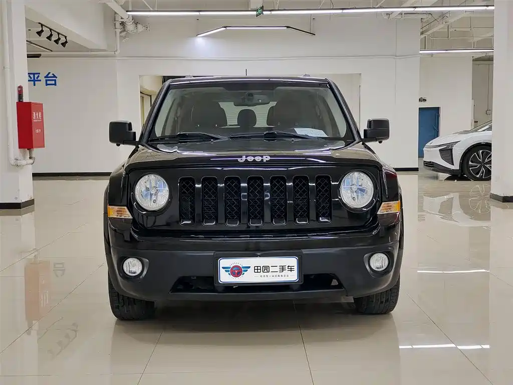 Jeep Freedom 2014 2.4L Luxury Navigation Edition 2015 - thumbnail 2