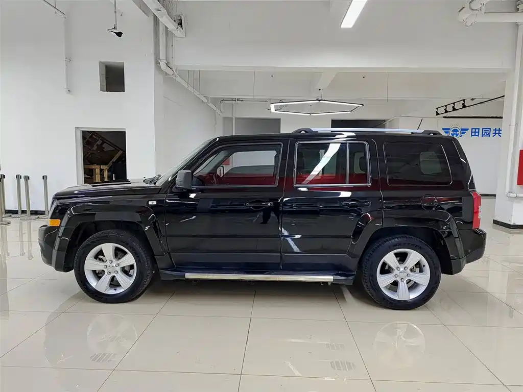 Jeep Freedom 2014 2.4L Luxury Navigation Edition 2015 - thumbnail 3