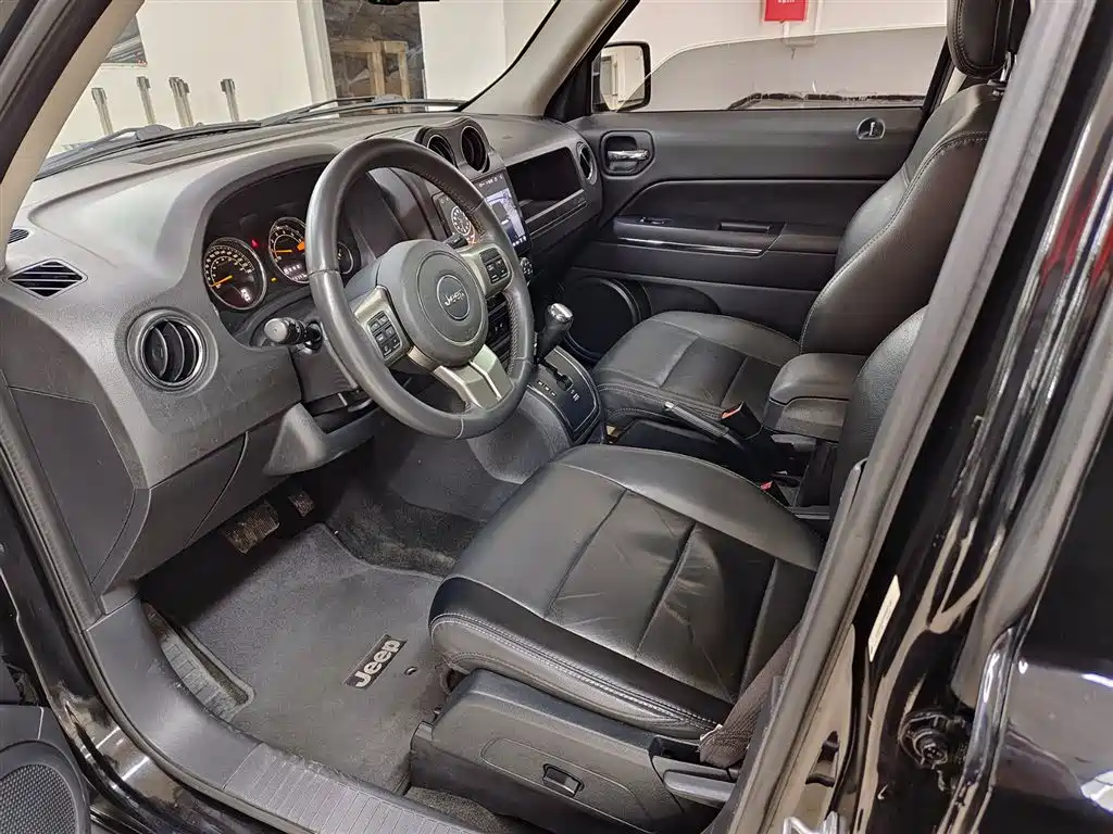 Jeep Freedom 2014 2.4L Luxury Navigation Edition 2015 - thumbnail 7