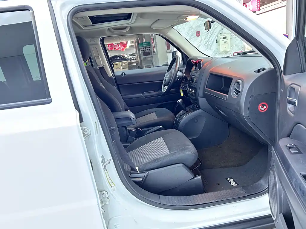 Jeep Freedom 2014 2.4L Sport Edition 2014 - thumbnail 10