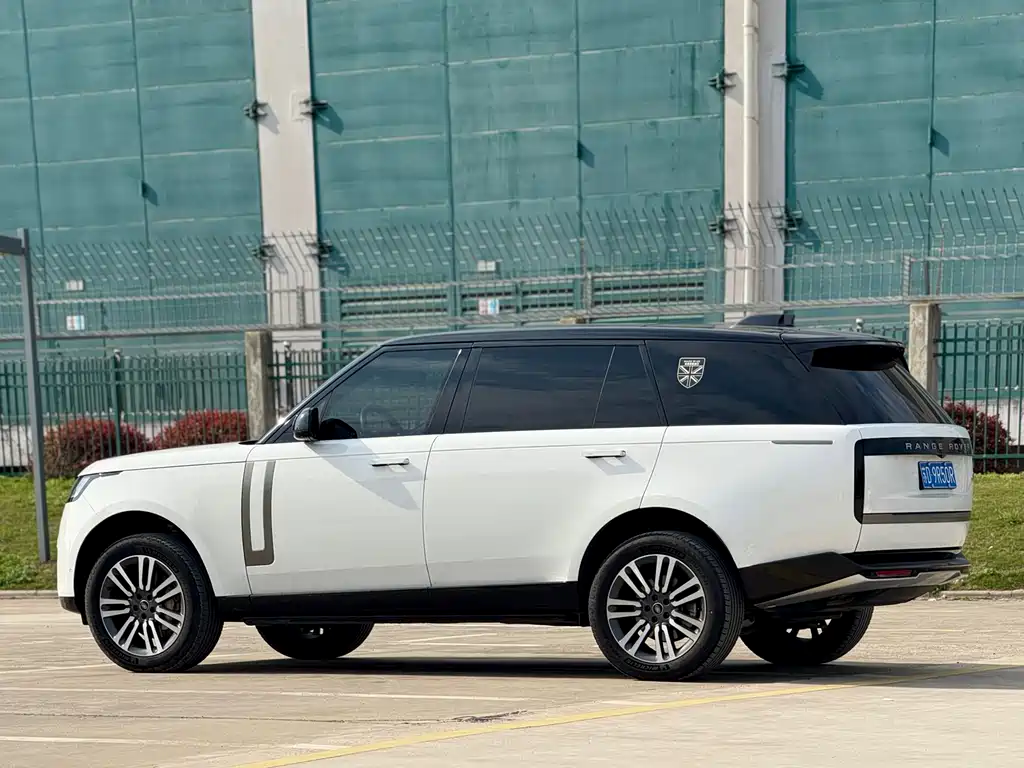Land Rover Range Rover 2024 3.0 L6 400PS Vogue Long Wheelbase 7-Seat 2024 - thumbnail 3