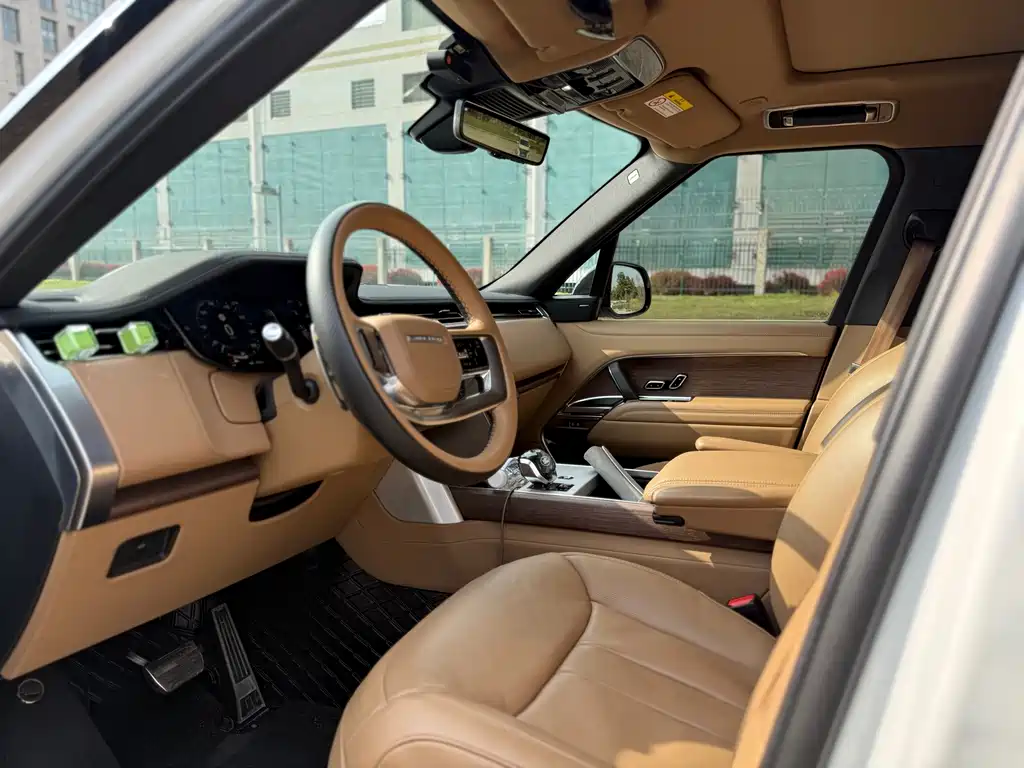 Land Rover Range Rover 2024 3.0 L6 400PS Vogue Long Wheelbase 7-Seat 2024 - thumbnail 4